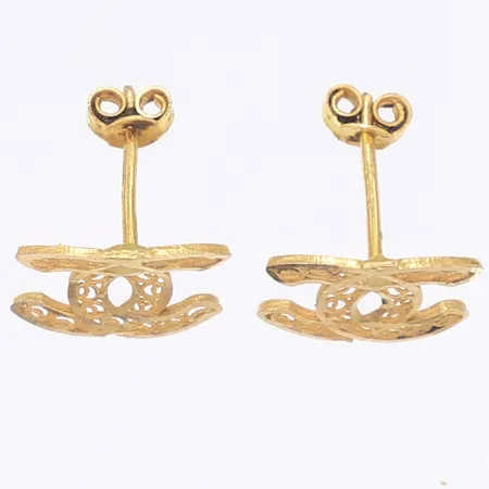 Ett par örhängen med dekor "CC", 15x10mm, något skeva i formen, 21K Vikt: 2,3 g