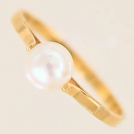 Ring med odlad pärla, stl 16¼, bredd 1,5-5mm, 18K  Vikt: 1,3 g