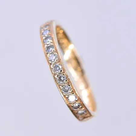 Ring med diamanter 11x0,02ct, stl 16¾, bredd 3 mm, graverad, 18K. Vikt: 2,7 g
