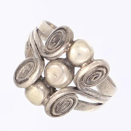 Ring, stl 17¼, bredd 5-11mm, hårt bruksslitage, silver 830/1000  Vikt: 4,5 g