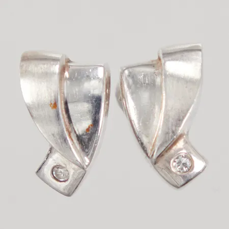 Ett par örhängen, längd 13,2mm, bredd 9,5mm, omaka stopp, 925/1000 silver,  Vikt: 3,2 g