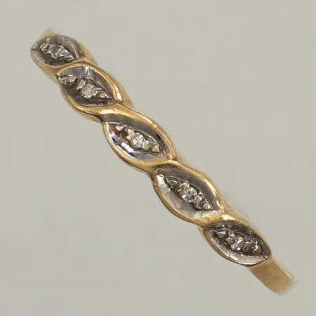 Ring diamanter 5 x ca 0,005ct, stl 19, bredd 3mn, GHA, 18K  Vikt: 1,7 g