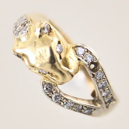 Ring med motiv av kattdjur samt diamanter ca 23 x 0,01ct, stl 15, bredd 3-10mm, förminskningsskena, OBS! Ej märkesdesign!, två stycken diamanter saknas, 18K Vikt: 6,1 g