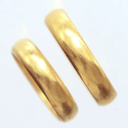 2 släta ringar Ø17½, 21mm, 23k  Vikt: 10,8 g