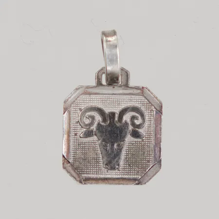 Hänge, stjärntecken Väduren, längd inklusive ögla 18,5mm, bredd 12mm, 925/1000 silver,  Vikt: 1,2 g