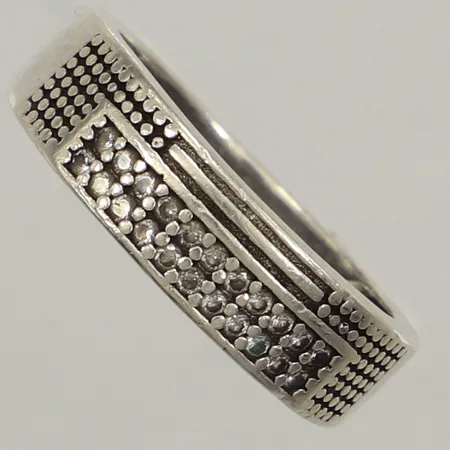 Ring, vita stenar, stl 17, bredd 5,6mm, 925/1000 silver Vikt: 3,4 g