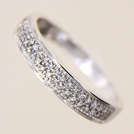 Ring med diamanter ca 43 x 0,005ct, stl 15, bredd 2-4mm, vitguld, 18K  Vikt: 2 g