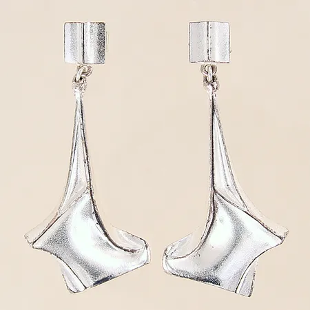 Ett par örhängen, Punk, design Björn Weckström för Lapponia, år 1989-1990, 55x26mm, silver 925/1000 Vikt: 14,3 g