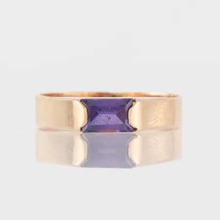 Ring med sten, storlek 16 ½ mm, bredd 3.8 mm, 18k. Vikt: 1,9 g