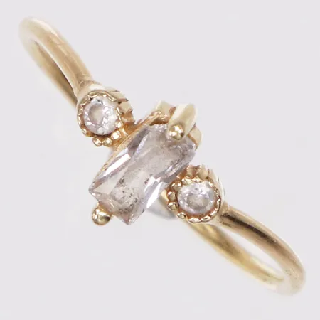 Ring, vita stenar, stl 15½, bucklig, 18K  Vikt: 0,9 g