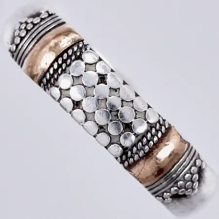Ring med förgyllda detaljer, stl: 16 ¾, bredd ca 4mm, silver Vikt: 2,5 g