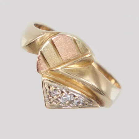 Ring med vita stenar, stl 18, bredd 2,7-13,1mm, detalj i rödguld, 14K,  Vikt: 3,3 g