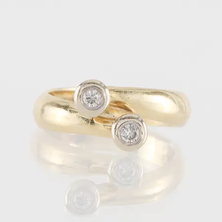 Ring med 2 st diamanter, storlek 17 mm, bredd 3.9-9.6 mm, 14k. Vikt: 4 g