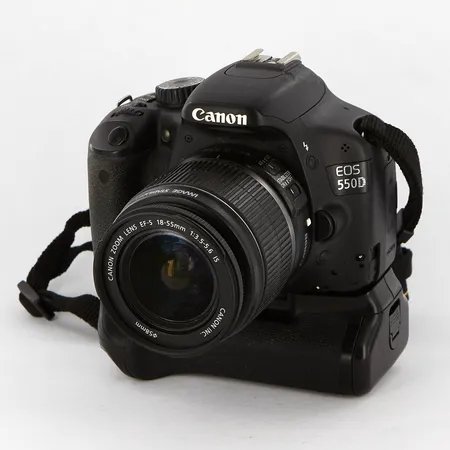 Systemkamera Canon EOS 550D, serienummer: 2035252001, batteripack MK-550D, objektiv Canon 18-55mm, 1:3,5-5,6 Ø58mm, serienummer 766215535, batteri, laddare, saknar linsskydd Skickas med postpaket.