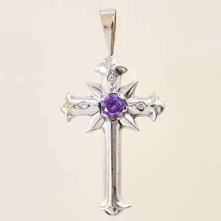 Hänge med lila syntetisk korund samt diamanter 3 x ca 0,02ct, 50x26mm, vitguld, något skev ögla samt skev placering av sten, något repig, visst rodieringsbehov, 18K  Vikt: 11 g