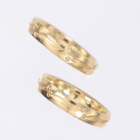 2 Ringar, stl ca 16½, gravyrer, repor, 18K Vikt: 6,3 g