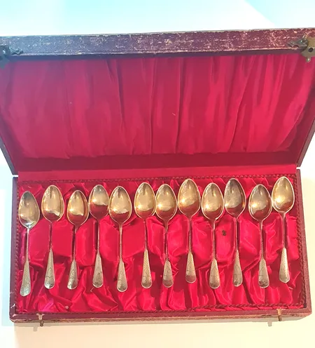 12 kaffeskedar silver 800/1000,  längd 11cm, Anderssons Guldsmedsaffär Gustaf  Stockholm år 1901 sliten box,  Vikt: 106 g