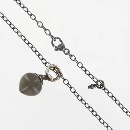 Hänge, Sweet Drop, Ole Lynggaard, med grå månsten, ca 20mm, kedja i oxiderat silver ca 80cm, bredd ca 2mm, med originalpåse, 925/1000 Silver  Vikt: 1,9 g