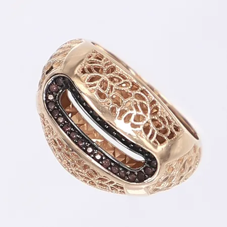 Ring med genombruten dekor och lila stenar, stl 18, bredd 3-15mm, 14K Vikt: 6,2 g