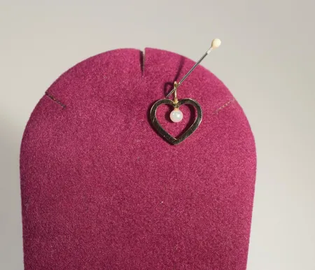 1 hjärta m pärla 18k 0,3 gr L 1,5 cm, 43144:3/01/2023 Vikt: 0,3 g