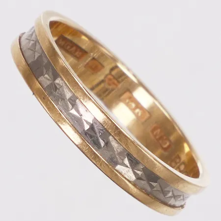 Ring, stl 16½, bredd 3,4mm, tvåfärgad, Markström år 1987, gravyr, 18K  Vikt: 2,2 g
