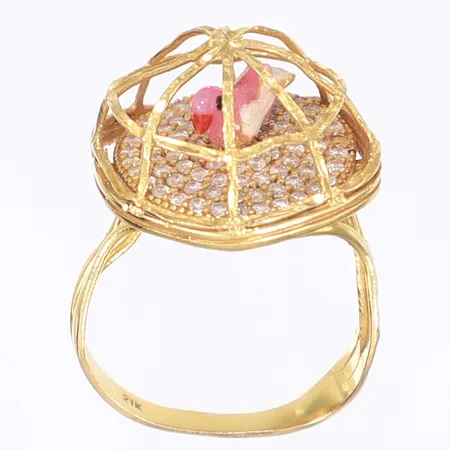Ring med vita stenar och troligen keramisk rosa fågel, stl 17, bredd 3-15mm, skev, 21K Vikt: 8,6 g