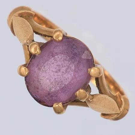 Ring, sliten lila sten, stl 19½, 18K Vikt: 7,3 g