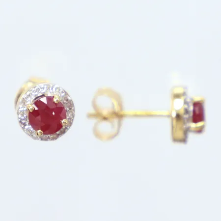 Ett par örhängen, Ø6,8mm, diamanter 32x ca. 0,005ct, röda stenar, 18K Vikt: 1,8 g