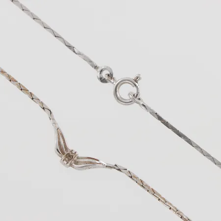 Collier silver, längd ca 40 cm, bredd 1.1-3.7 mm. Vikt: 5,3 g