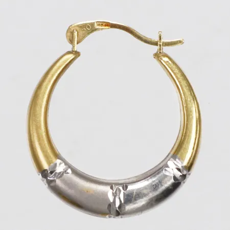 Örhänge, udda, creol, Ø17,5mm, bredd 3,5mm, vitguldsdetaljer, 18K Vikt: 0,8 g