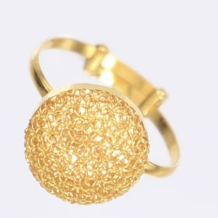 Ring med dekor av kula, reglerbar storlek ca 17-19, bredd 3-12mm, något skev i formen, 21K Vikt: 2,2 g