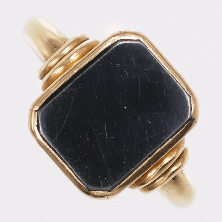 Klackring, onyx, stl 21½, bredd 3-14,8mm, Öhmans år 1964, gravyr, 18K  Vikt: 8,4 g