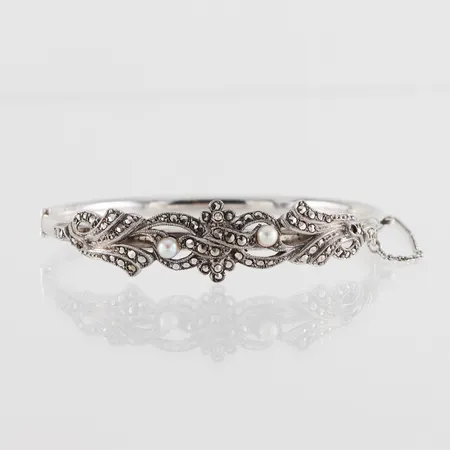Armband stelt, markasiter och pärlor, längd ca 6.5 cm, silver. Vikt: 14,5 g