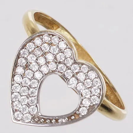 Ring, hjärta, vita stenar, stl 18¼, bredd 1,9-13mm, skev, 18K Vikt: 2,4 g