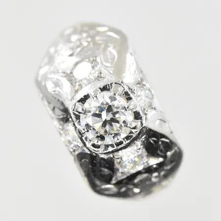 Ring med diamant 1x 0,65, 2x0,15ct, 2x010ct, B9/1952, stl 18¾, bredd 3-11 mm, vitguld, 18K. Vikt: 6,6 g