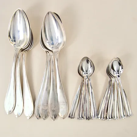 Bordsskedar, nio stycken, kaffeskedar, 12 stycken, olika modeller, monogramgravyr, silver 830/1000 Vikt: 476 g