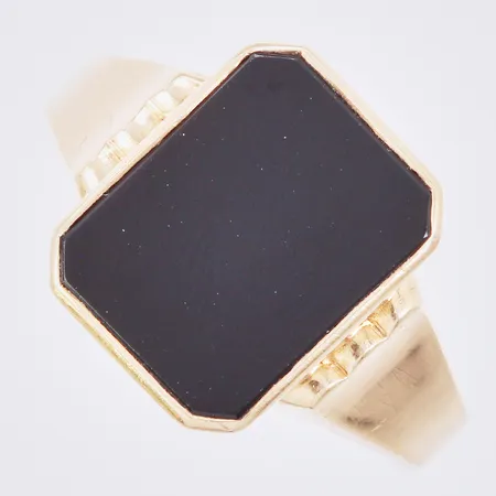 Klackring med onyx ca 13x10mm, stl: 20, bredd: ca 3mm, Andrens Guldvaror 1958, 18K Vikt: 3,5 g