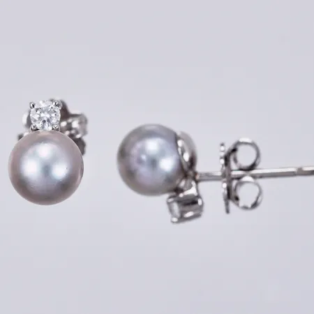 Ett par örhängen med pärlor och diamanter 2x ca 0,05ct, längd: ca 1,5cm, 18K Vikt: 2 g