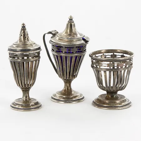 3 kryddbehållare, höjd ca 5-9cm, två saknar glasinsats, Levi & Salaman, England, år 1913, bruttovikt: 108,5 gram, 925/1000 Silver Vikt: 108,5 g