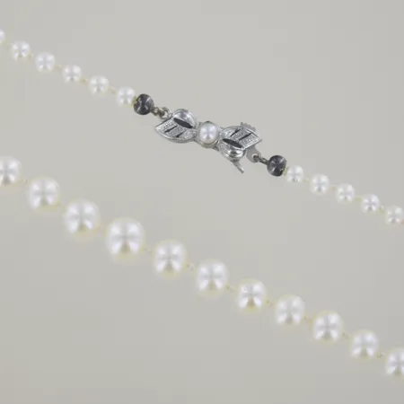Pärlhalsband, sötvattenspärlor, med silver lås med stenar, bredd 3,4-7 mm, längd 55 cm, silver 835/1000 Vikt: 16,2 g