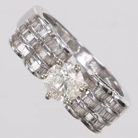 Ring, diamanter 1 x ca0,69 Piqué, ca 68 x ca0,005ct baguettslipade, stl 17, bredd 2,5-6,8mm, en diamant saknas, vitguld, 14K  Vikt: 4,6 g