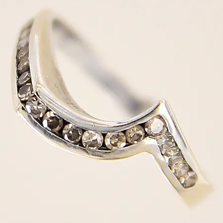Ring med bruntonade diamanter 18 x ca 0,01ct, stl 16¼, bredd 2-5mm, vitguld, ostämplad, i behov av omrodiering, 18K  Vikt: 2,4 g