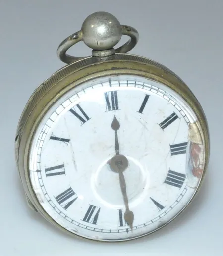 Fickur / nyckeldragare   John Wallis London 5135    Troligen sent 1700-tal  med 2 nycklar 96 gr  mekaniskt urverk som fungerar  boett Ø 45 mm   tjocklek 25 mm  Vikt: 96 g