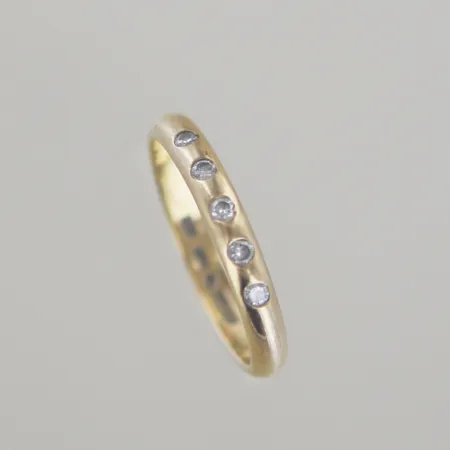 Ring med diamanter 5 x 0,02ct, Ø 18 mm, bredd 3 mm, 18K Vikt: 3,4 g