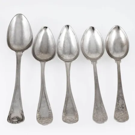 5 kaffeskedar i silver (830/1000). Olika modeller. Bruksskick / repor / gravyrer. Vikt: 85,5g.  