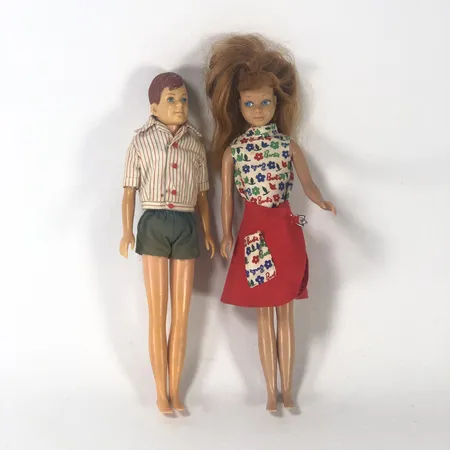 2 Barbiedockor, troligen Skipper och Ricky, märkta Mattel 1963, slitage, knapp saknas, höjd ca 22cm Skickas med paket.
