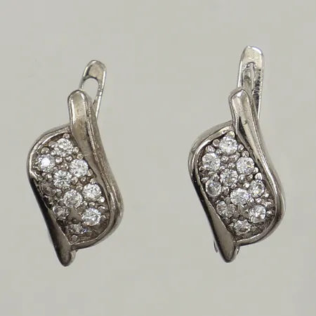 Ett par örhängen, vita stenar, längd 15,1mm, bredd 8,6mm, silver 925/1000 Vikt: 3,2 g