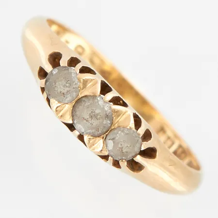 Ring, vita stenar, stl 17¾, bredd 2-5mm, slitage på stenar och klor, gravyr, 18K.  Vikt: 2,5 g