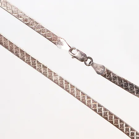 Collier, 44,5cm, bredd: 4mm, mindre skevheter, silver 925/1000 Vikt: 9,8 g