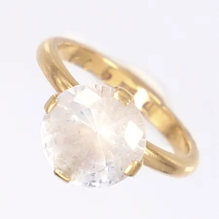 Ring med vit sten, stl 16¼, bredd 2mm, gravyr, 18K, Bruttovikt 4,6g Vikt: 4,6 g